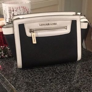 Michael Kors Selma Zip Messenger leather p…